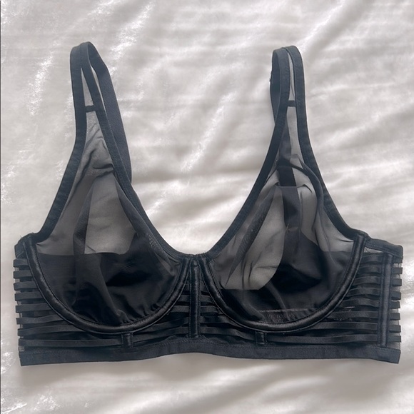 Victoria’s Secret Mesh and Elastic Bra size 34D - Picture 1 of 4